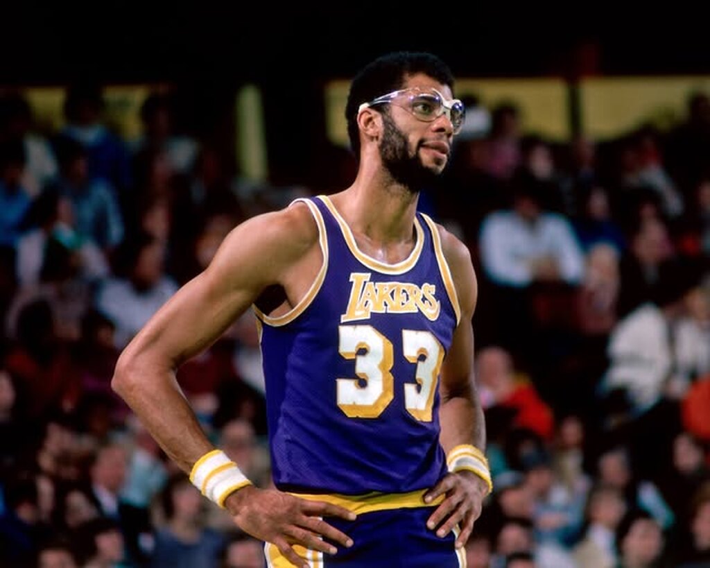 kareem abdul-jabbar, um dos maiores pontuadores da nba, em quadra pelos lakers