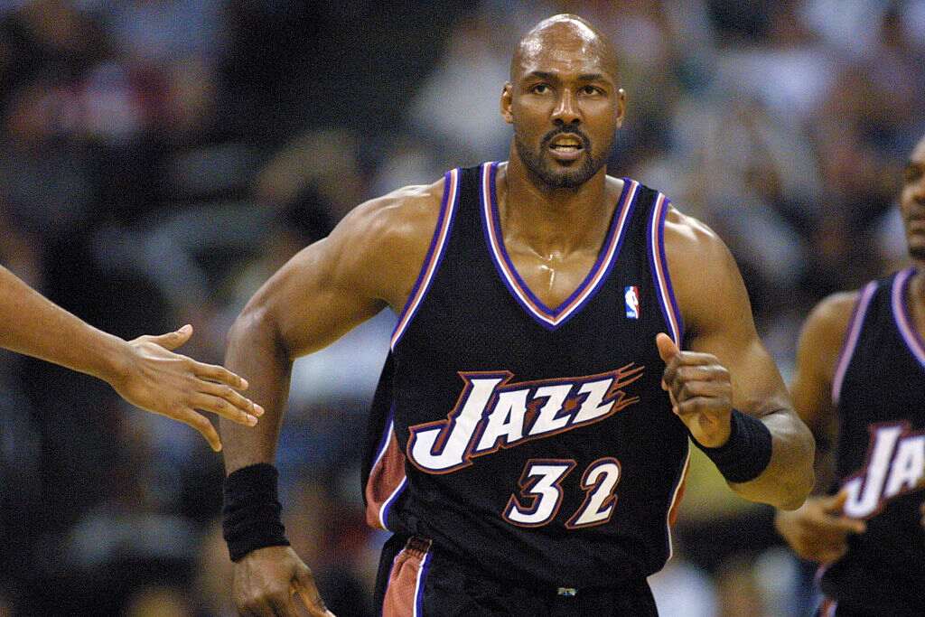 karl malone, um dos maiores pontuadores da nba, em quadra pelos jazz