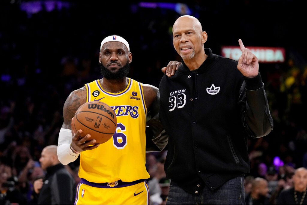 lebron james ao lado de kareem abdul jabbar, um dos maiores pontuadores da nba