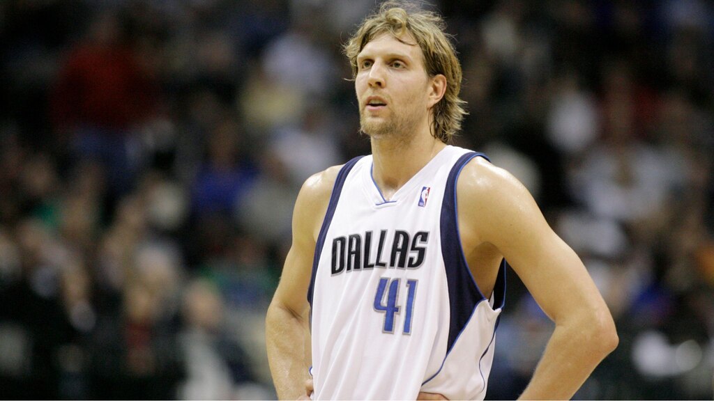 Dirk Nowitzki, um dos maiores pontuadores da nba, em quadra pelos mavericks