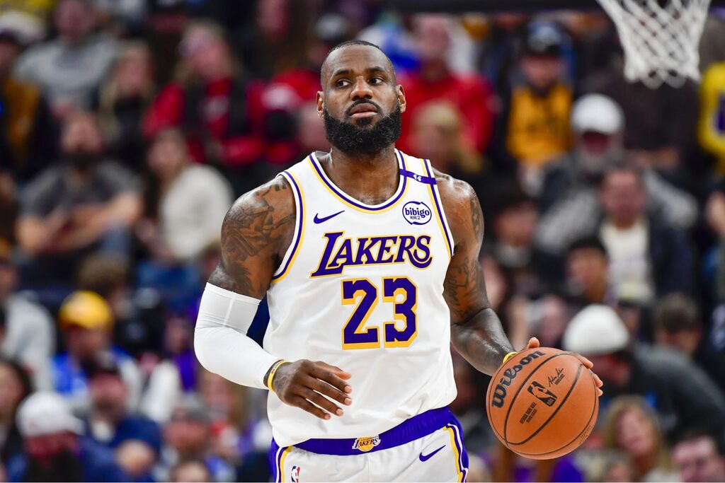 lebron james, um dos maiores pontuadores da nba, em quadra pelos lakers