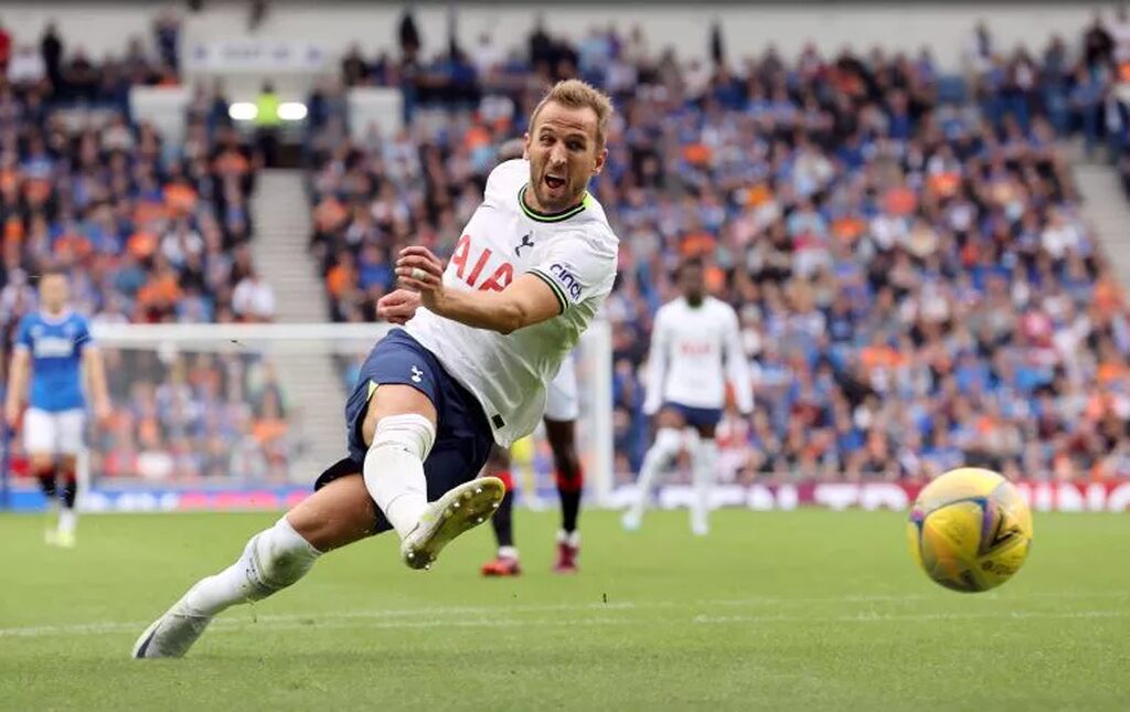 harry kane, um dos melhores finalizadores do futebol, chutando a bola em campo pelo tottenham