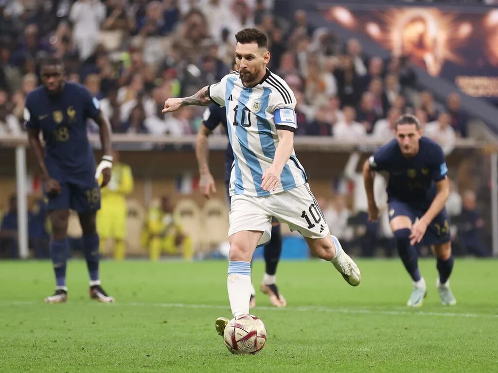 messi, um dos melhores finalizadores do futebol, chutando uma bola em campo pela seleção argentina