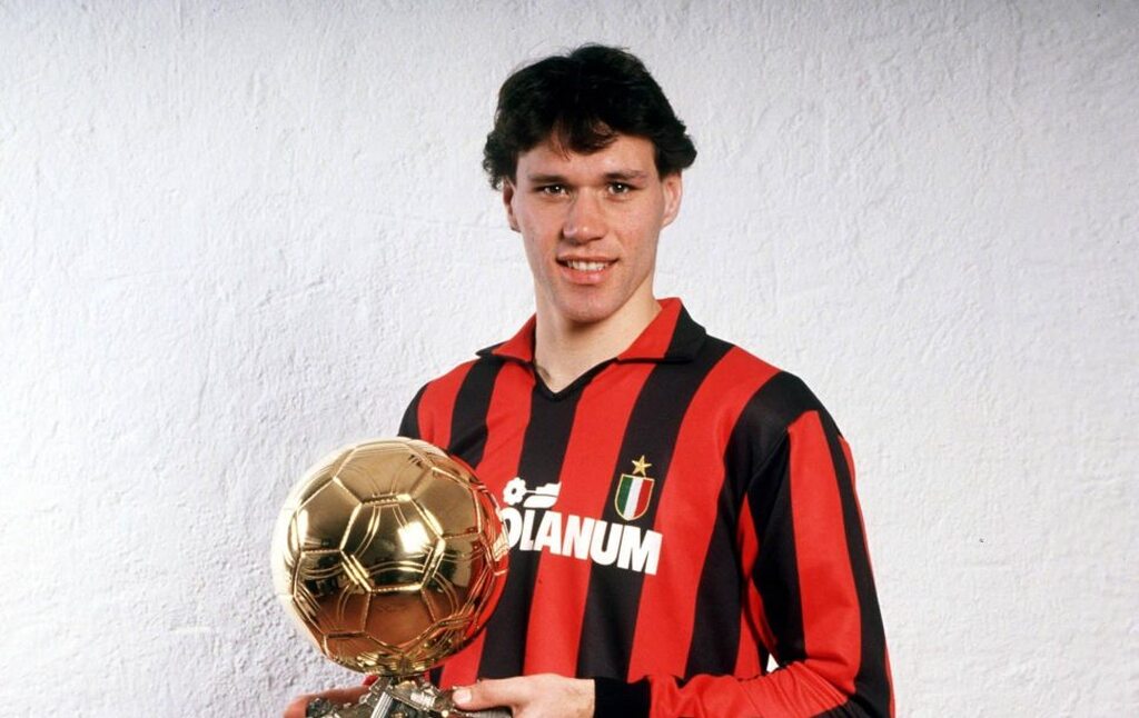 marco van basten, um dos melhores finalizadores do futebol, com a bola de ouro