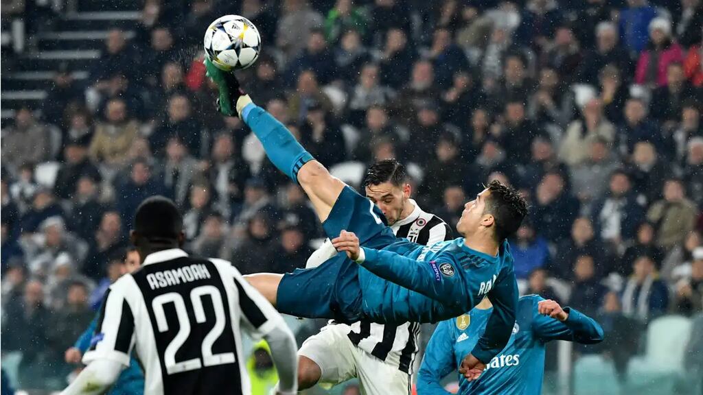 cristiano ronaldo, um dos melhores finalizadores do futebol, fazendo um gol de bicicleta em campo