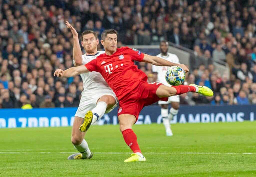 lewandowski prestes a chutar uma bola em campo pelo bayern, o jogador é um dos melhores finalizadores do futebol