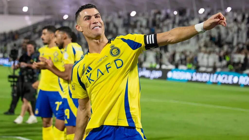 cristiano ronaldo em campo pelo al nassr. o jogador esta entre os Descubra quais são os melhores finalizadores do futebol de todos os tempos