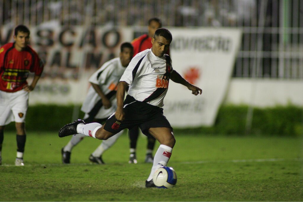 romario, um dos melhores finalizadores do futebol, prestes a chutar uma bola em campo pelo vasco