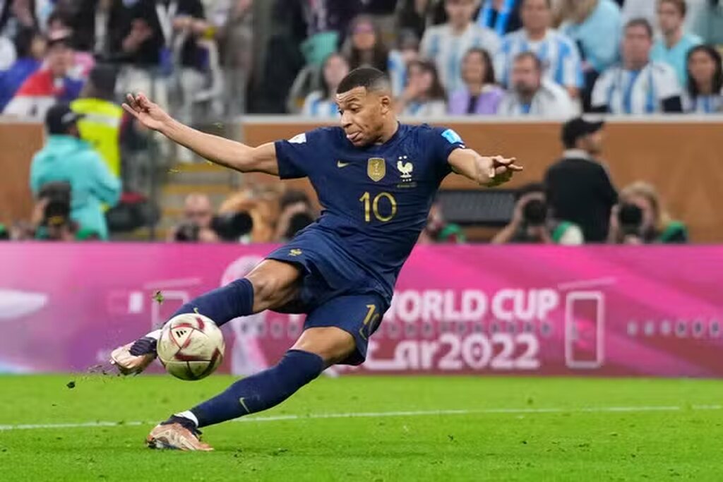 mbappe, um dos melhores finalizadores do futebol, prestes a fazer um gol pela seleção da frança em campo