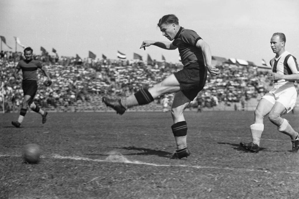 puskas chutando uma bola em campo. o jogador é um dos melhores finalizadores do futebol