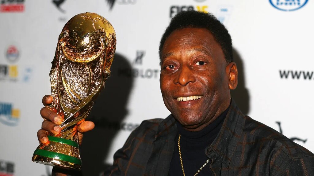 pelé, um dos melhores finalizadores do futebol, segurando a taça da copa do mundo