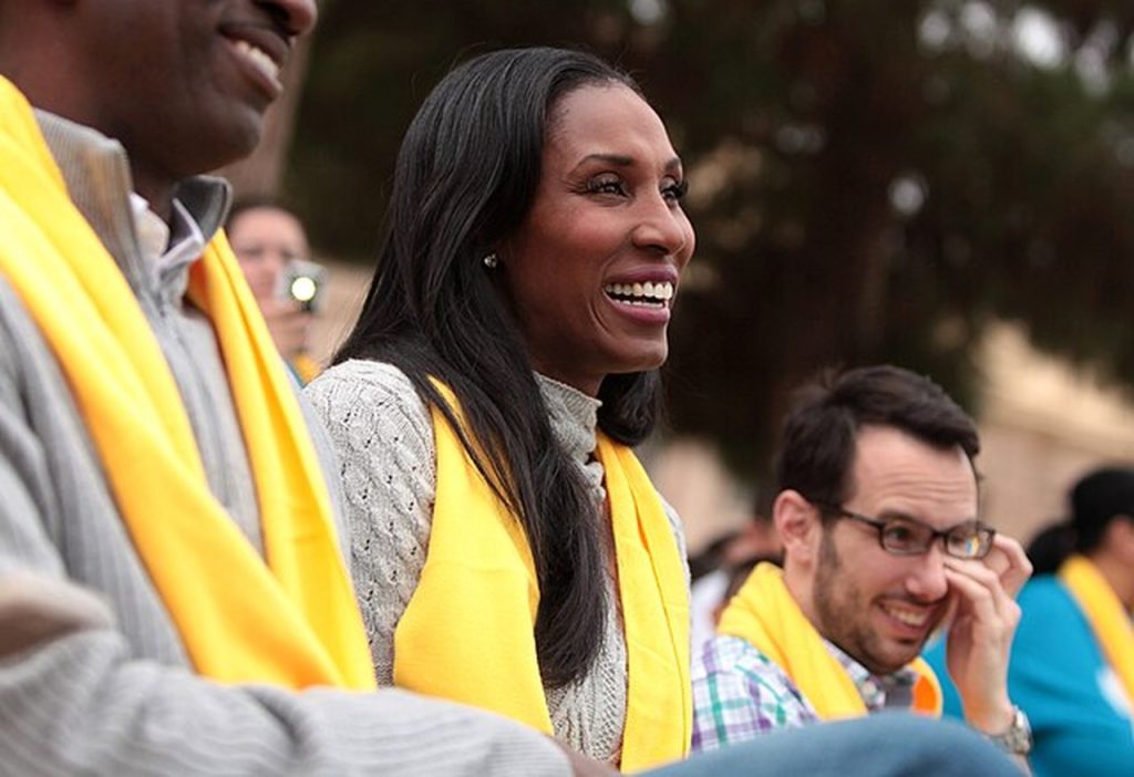 lisa leslie, uma das melhores jogadoras de basquete da historia, sorrindo