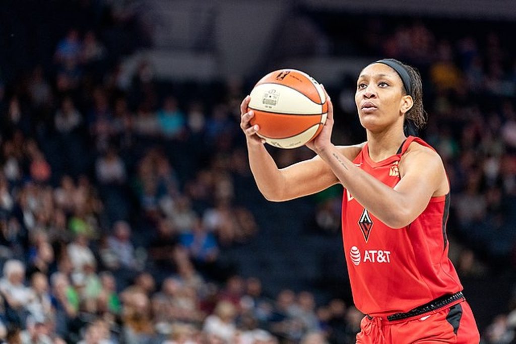 A'ja Wilson, uma das melhores jogadoras de basquete feminino, prestes a tentar uma cesta