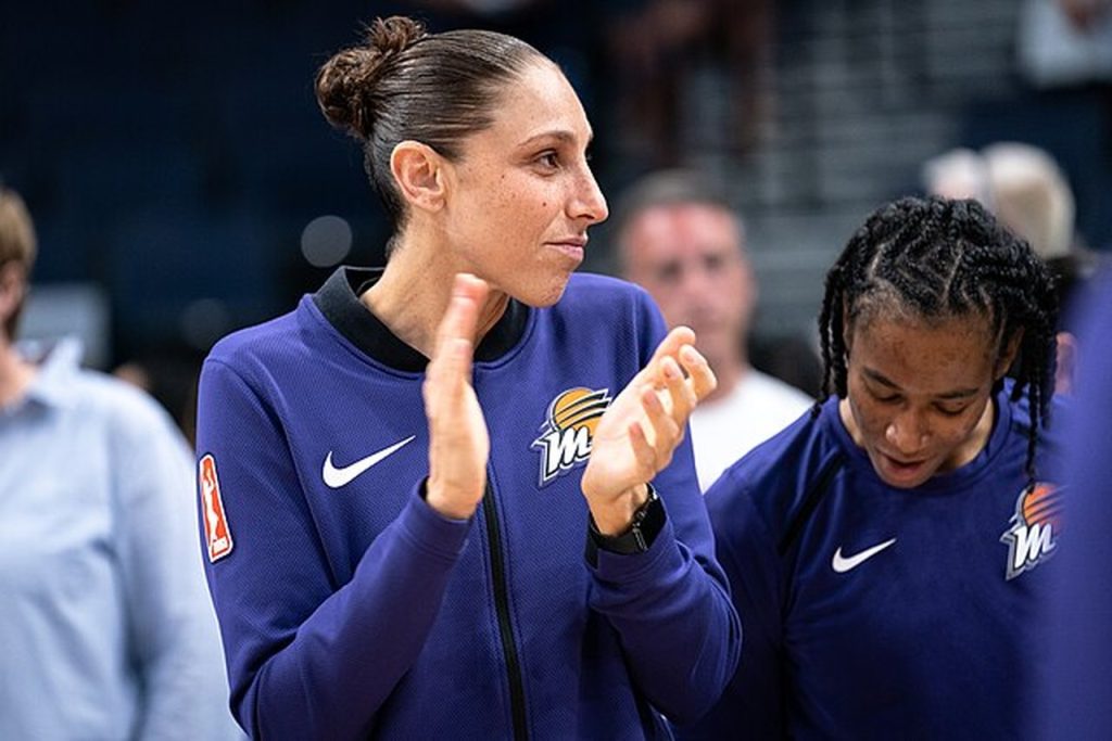 diana taurasi, uma das melhores jogadoras de basquete feminino, aplaudindo