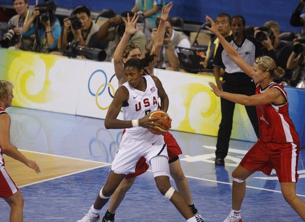 jogadoras, entre as melhores jogadoras de basquete da wnba, se disputando em quadra