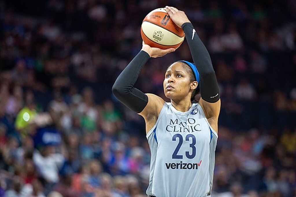 maya moore, uma das melhores jogadoras de basquete da wnba, em quadra prestes a arremessar