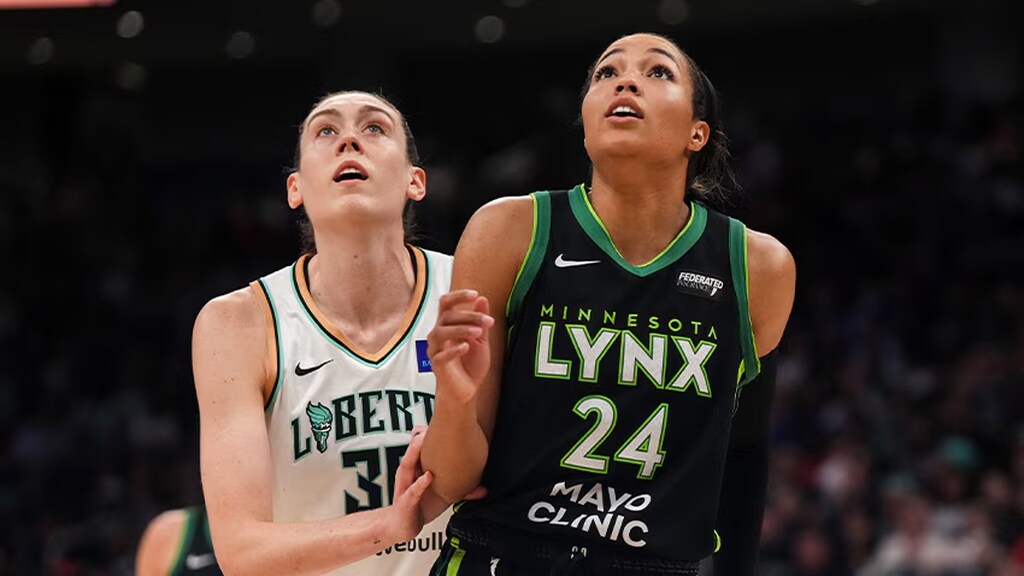 duas das melhores jogadoras de basquete da wnba se disputando em quadra