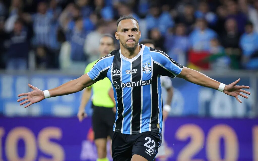 Martin Braithwaite, mira no mercado da bola 2025, com a camisa do gremio em campo