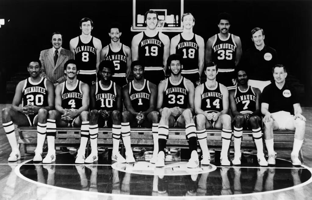 elenco de 1971 do Milwaukee Bucks historia posado para a foto