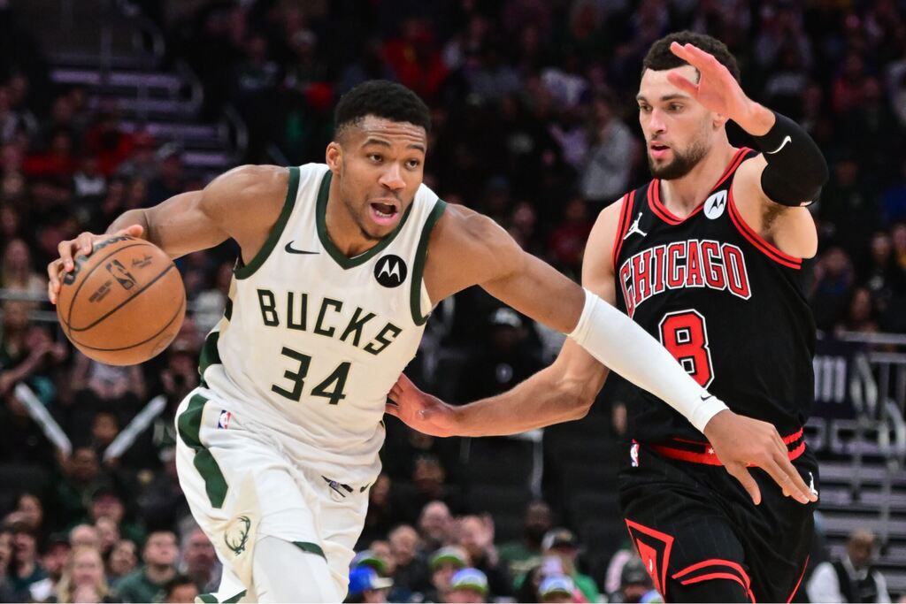 jogadores do chicago bulls e do Milwaukee Bucks historia se disputando em quadra