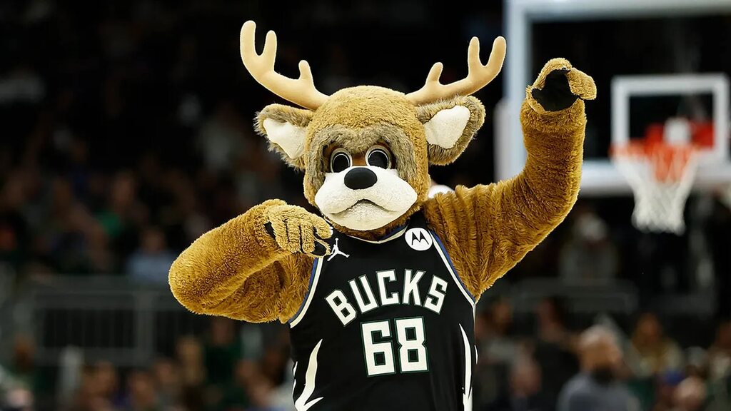 bango animando a torcida no estadio. ele é o mascote do milwaukee bucks historia