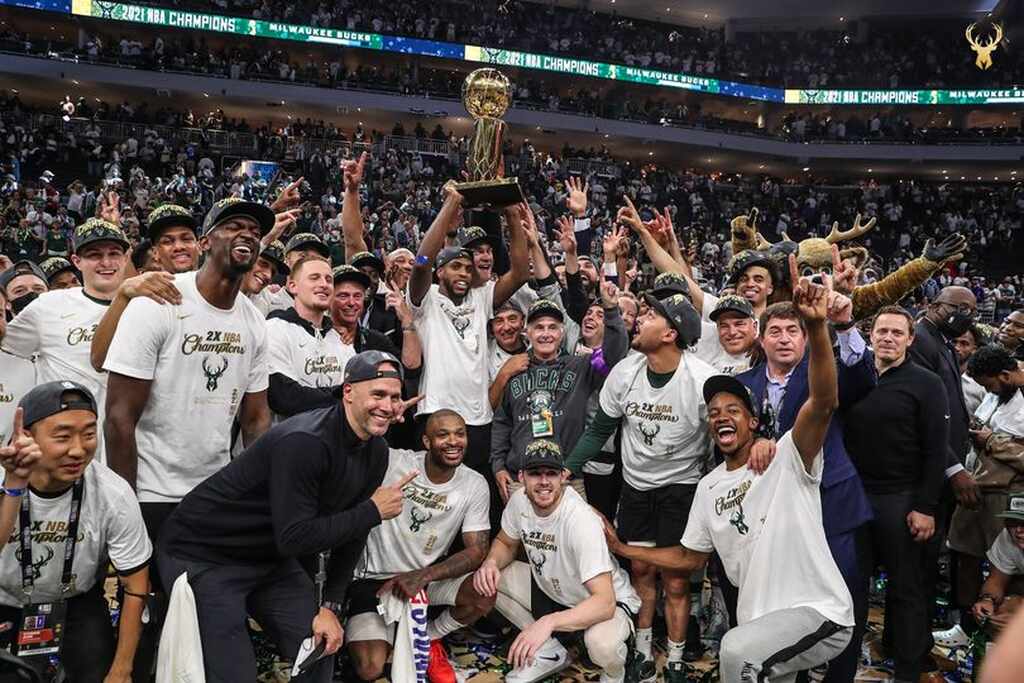 elenco de 2021 do Milwaukee Bucks comemorando o titulo da nba