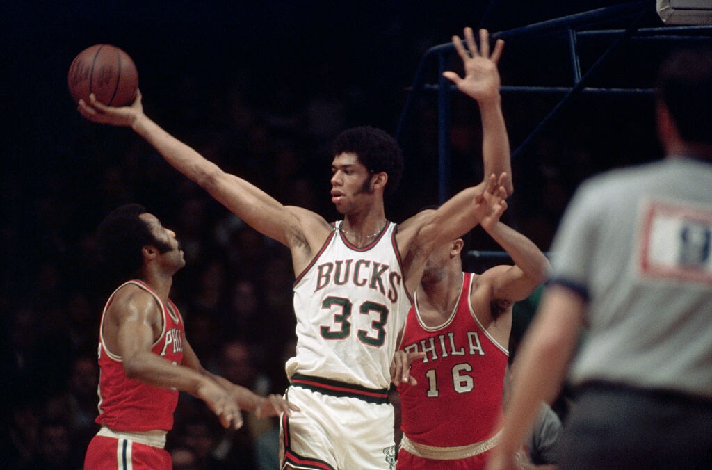 Kareem Abdul-Jabbar em quadra, um dos principais jogadores do Milwaukee Bucks historia