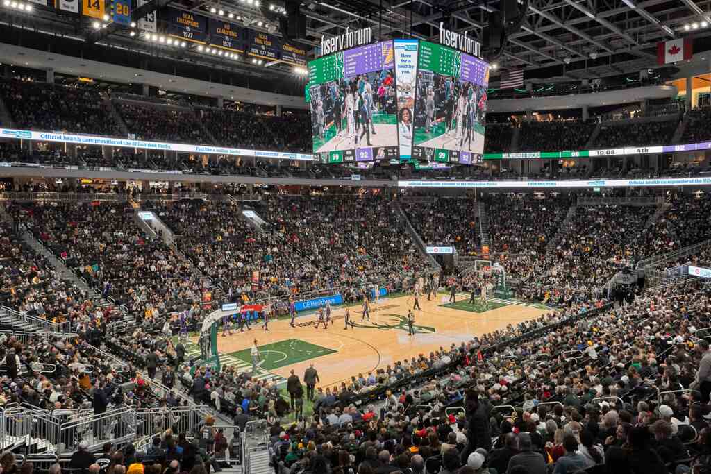 estadio do milwaukee bucks lotado prestes a receber uma partida