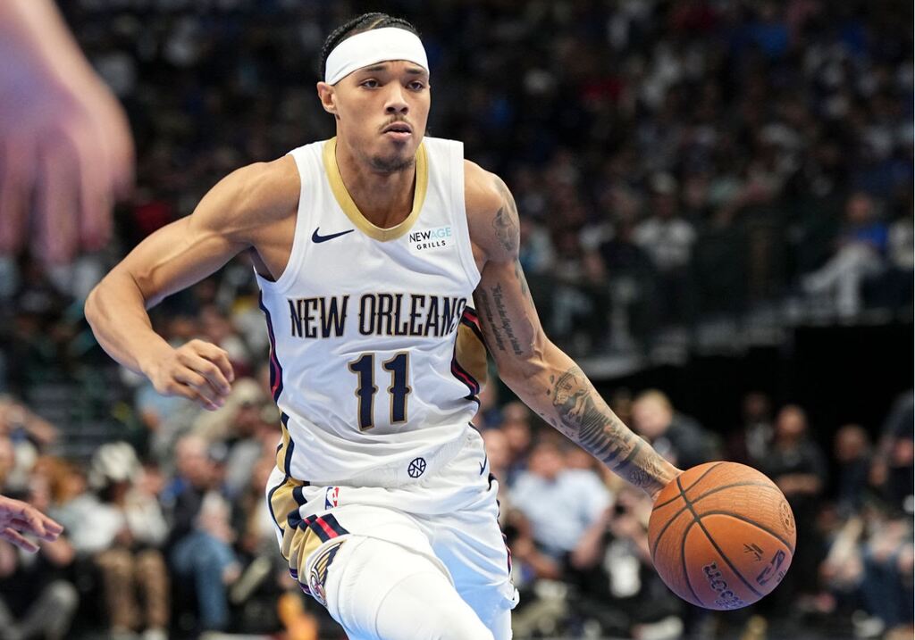 brandon boston, do new orleans pelicans historia, jogando basquete em quadra com a bola na mao