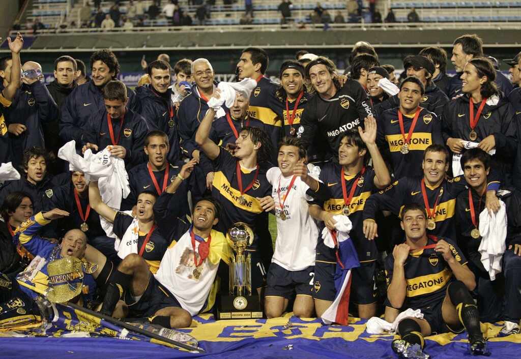 elenco do boca juniors, que sabe o que a recopa sulamericana, comemorando o titulo na competição com a taça em campo