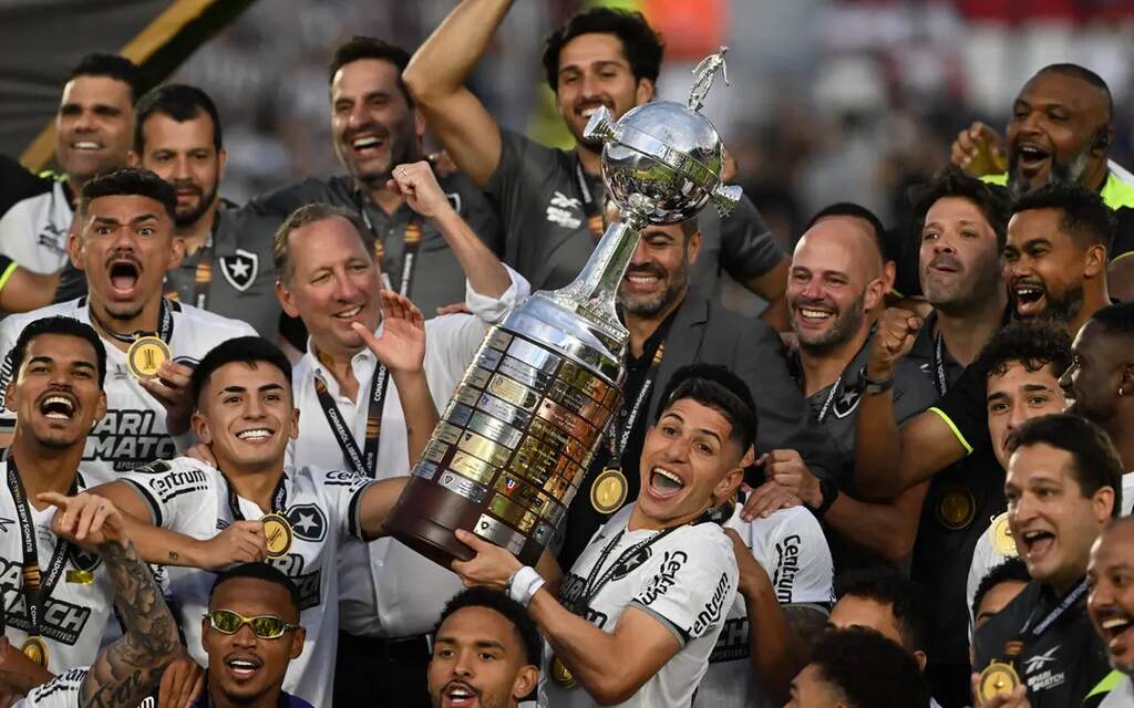 elenco do botafogo, que sabe o que é a recopa sulamericana, comemorando o titulo da libertadores com a taça erguida