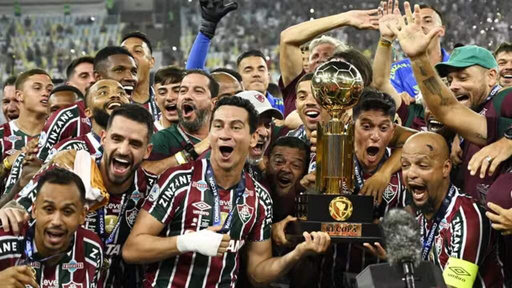 elenco do fluminense, que sabe o que e a recopa sulamericana, comemorando o titulo na competição em campo com a taça