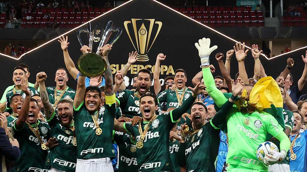 o que e a supercopa do brasil? elenco do palmeiras comemorando o titulo na competição em 2023