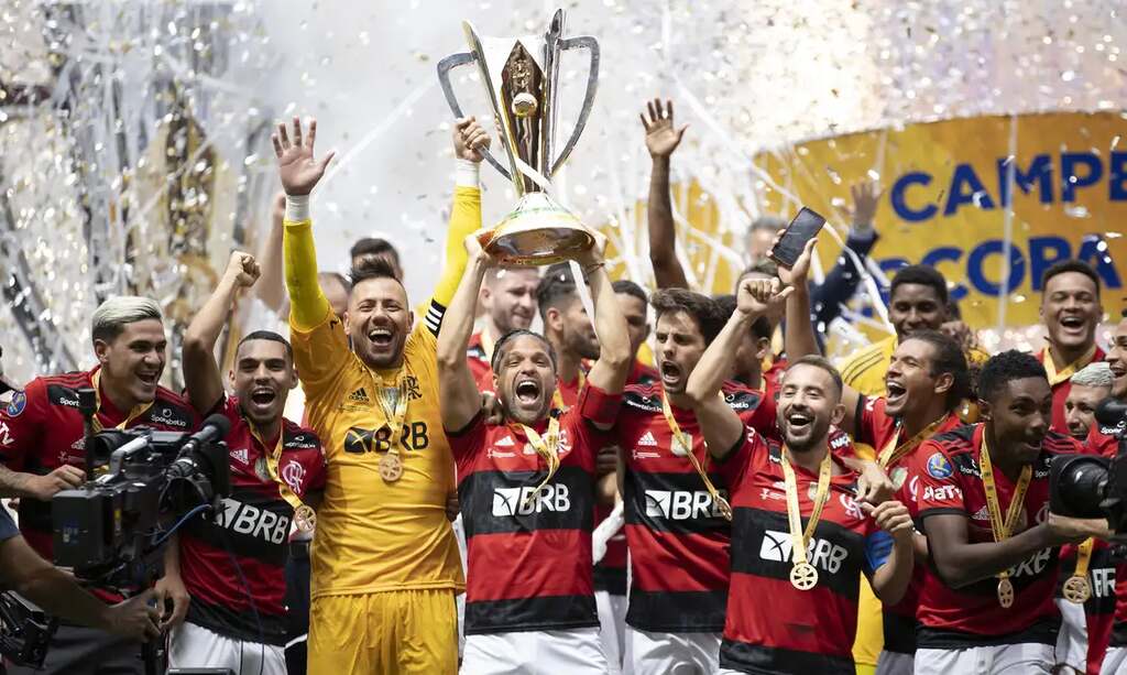 elenco do flamengo comemorando a conquista da o que é a supercopa do brasil