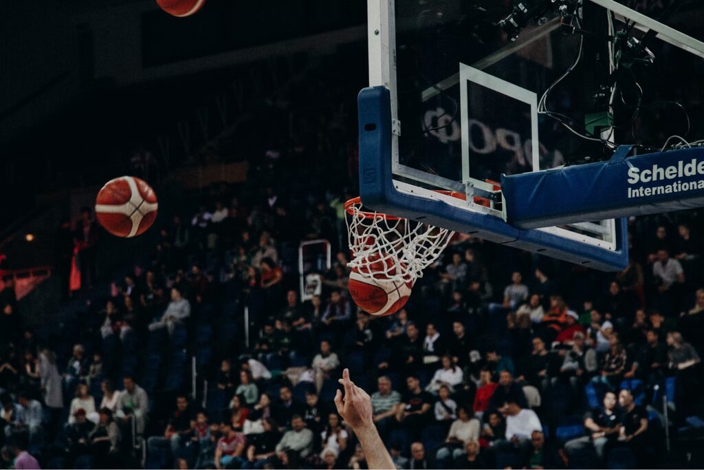 bola entrando na cesta de basquete, representando o que significa quarto no basquete