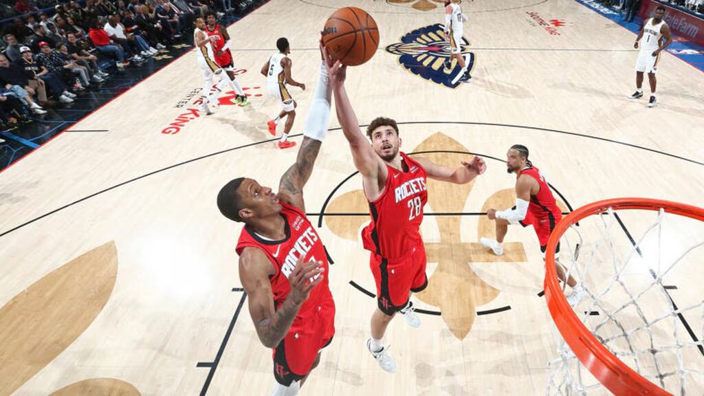 jogadores se disputam em quadra, representando o que significa quarto no basquete