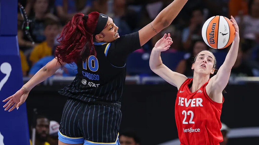 jogadoras de basquete, que sabem onde assistir wnba, se disputam em quadra