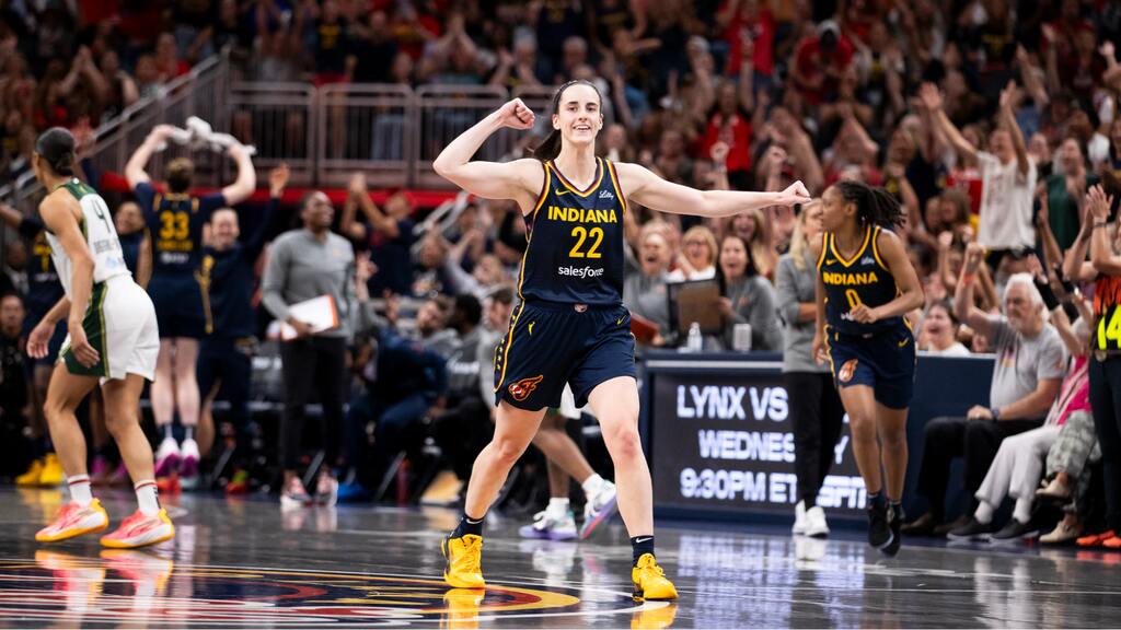 uma jogadora de basquete, que sabe onde assistir wnba, anda pela quadra no meio de uma partida