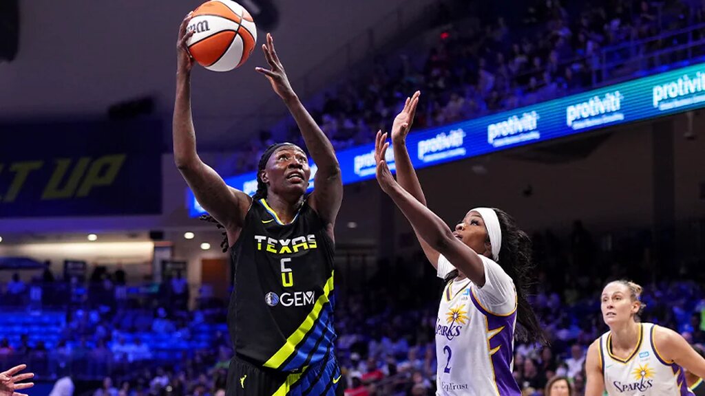 jogadoras de basquete, que sabem onde assistir wnba, se disputam em quadra