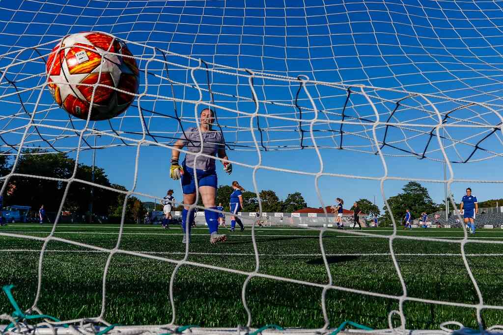 goleiro sofrendo o primeiro gol e resultado final, com a bola batendo na rede