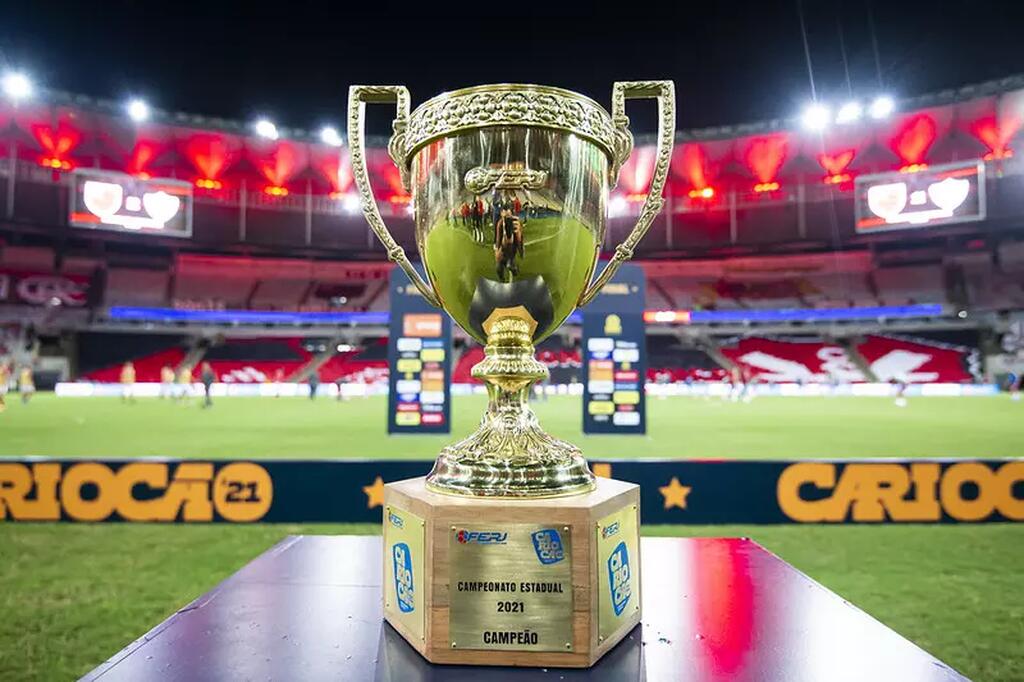 taça do cariocao disposta ao lado do gramado do maracana prestes a acontecer a final, representando Quando começam os campeonatos estaduais