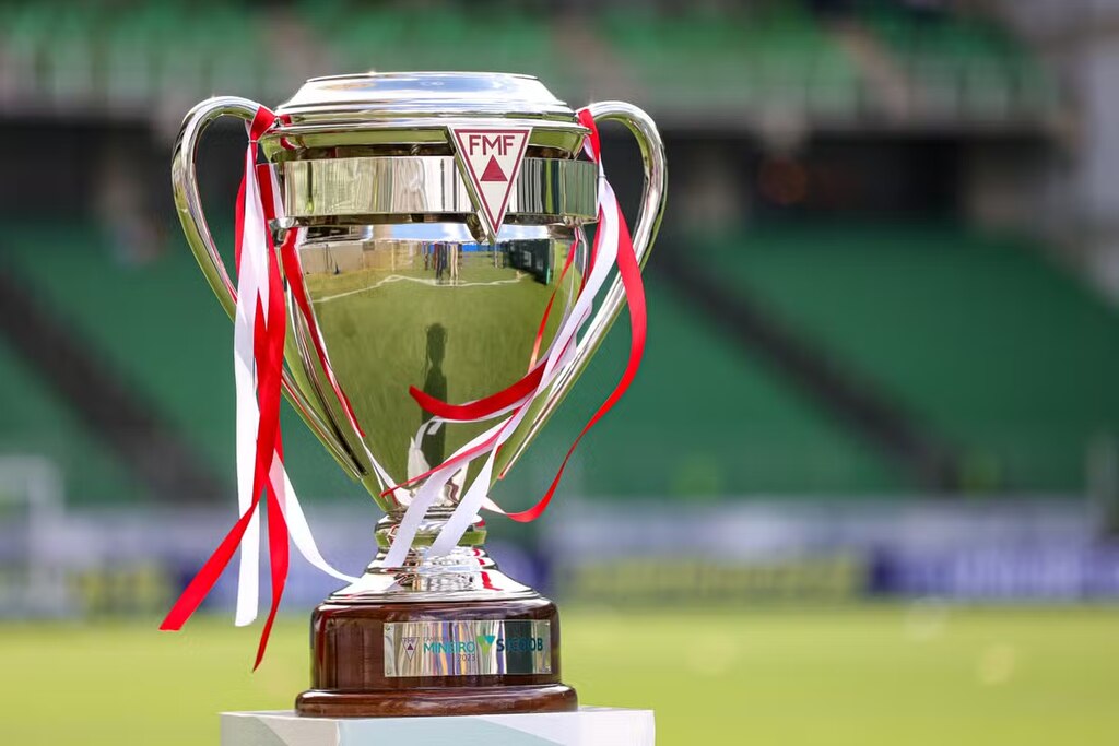 Quando começam os campeonatos estaduais, representado pela taça do campeonato mineiro disposta ao lado do estadio