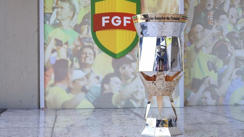 Quando começam os campeonatos estaduais, representado pela taça do gauchao, colocada no chao com o simbolo da competição ao fundo