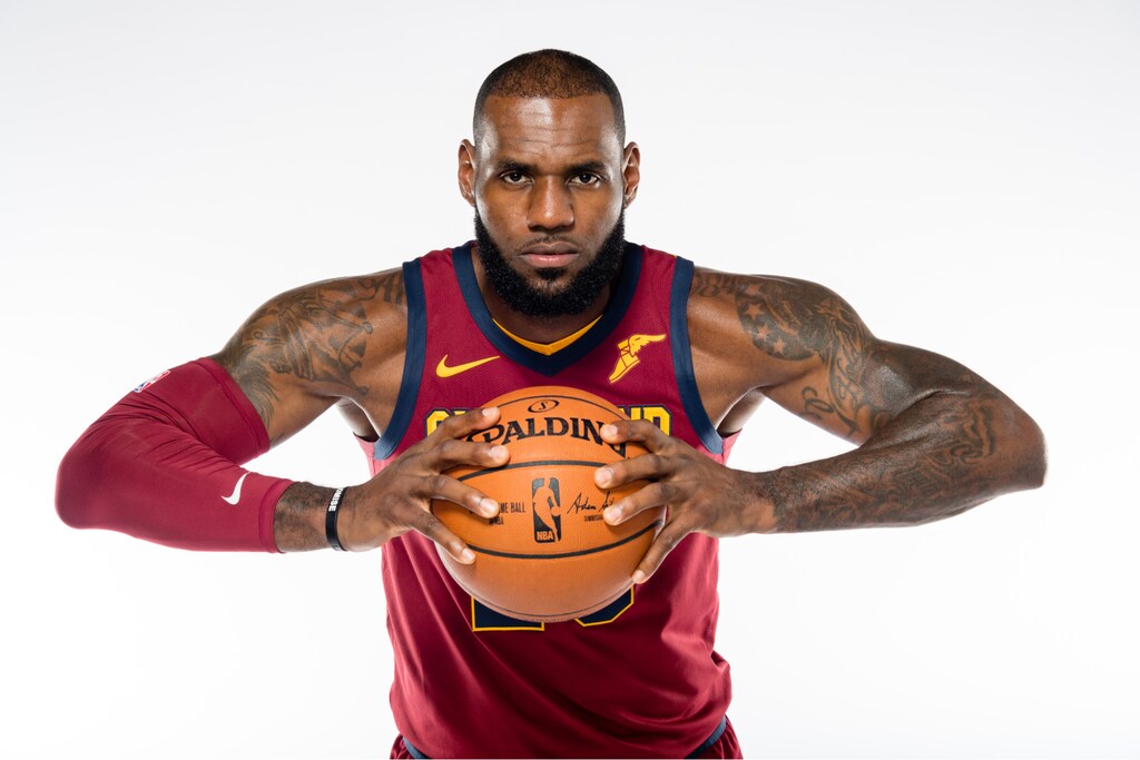 lebron james, destaque em roubo de bola no basquete, segurando uma bola com as duas maos