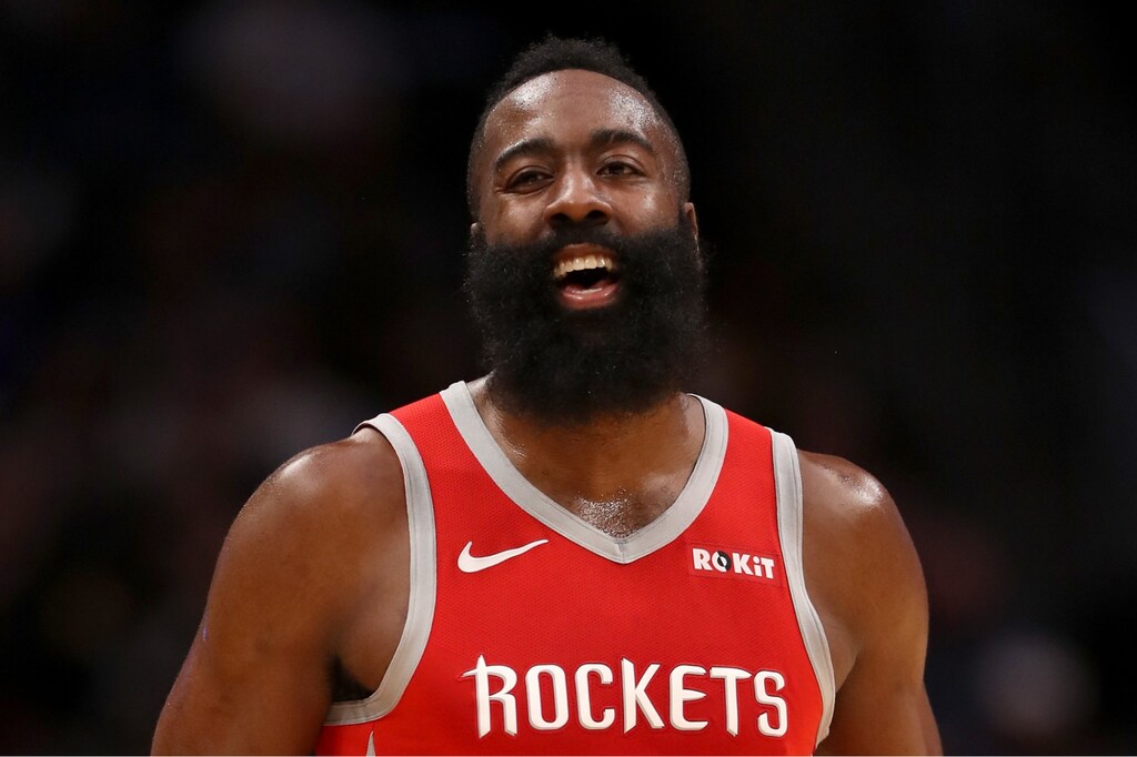 james harden, destaque em roubo de bola no basquete, em quadra