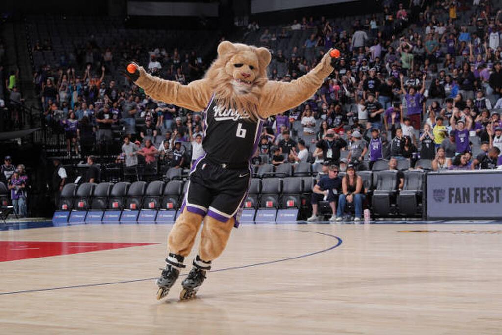 leão mascote do sacramento kings historia em quadra de patins para animar a torcida