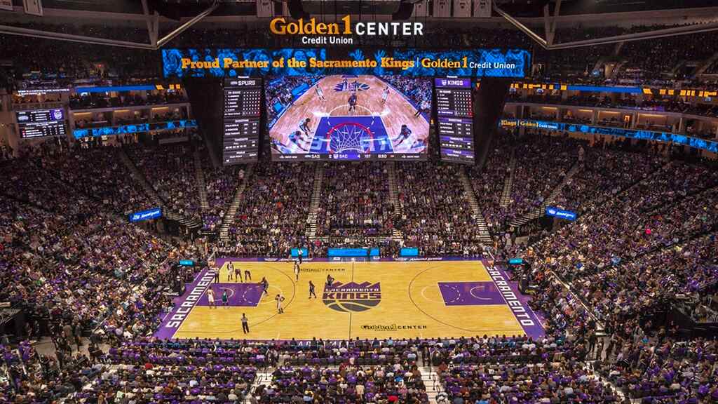 estadio do sacramento kings historia lotado de torcedores durante uma partida de basquete