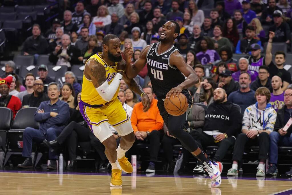 jogadores do sacramento kings historia e dos lakers se disputando em quadra