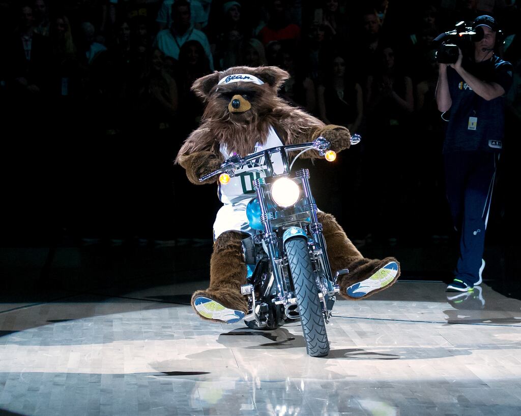 mascote do utah jazz chegando de moto na quadra