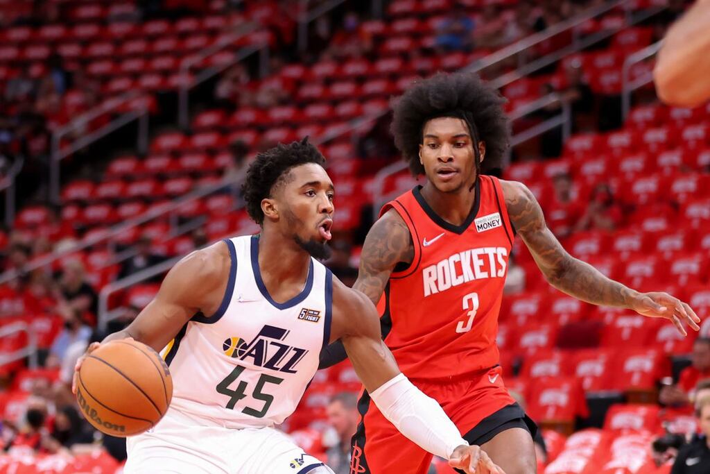 jogadores do utah jazz historia e do houston rockets se disputando em quadra